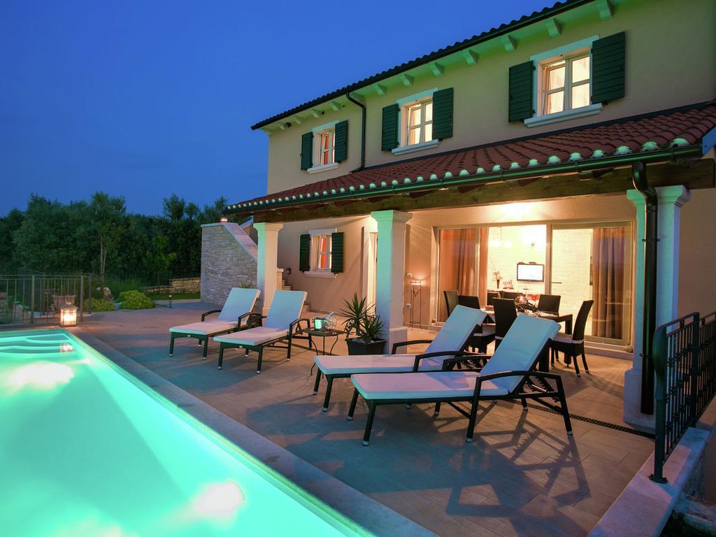 Luxurious Villa With Swimming Pool In Sveti Lovrec Selina Luaran gambar